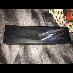 Cordless sutra mini hair straightener.